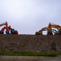 2012-08-13-09-40-12陸前高田 震復興に向けて作業中の作業車両<br>仙台から松島を経て南三陸に泊まり、志津川や釜石・宮古・小本までの震災の傷跡をみる旅