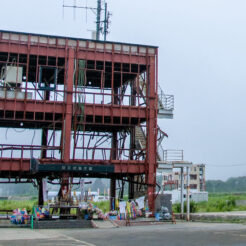 2012-08-13-05-35-16南三陸防災対策庁舎と献花<br>仙台から松島を経て南三陸に泊まり、志津川や釜石・宮古・小本までの震災の傷跡をみる旅