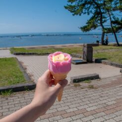 2012-08-18-10-11-46 秋田市 鵜ノ崎海岸公園でババヘラアイス<br>盛岡でご飯を食べて小岩井農場に寄ったあと秋田に泊まり男鹿半島を周遊、最終日は角館に寄った