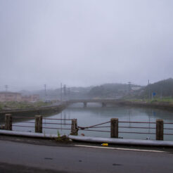 2012-08-13-05-52-59南三陸 志津川付近の欄干が壊された橋<br>仙台から松島を経て南三陸に泊まり、志津川や釜石・宮古・小本までの震災の傷跡をみる旅