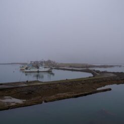 2012-08-13-05-48-45南三陸 水没した志津川港と係留された船<br>仙台から松島を経て南三陸に泊まり、志津川や釜石・宮古・小本までの震災の傷跡をみる旅