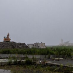 2012-08-13-09-39-25震災復興を目指す作業車両と陸前高田の一本松<br>仙台から松島を経て南三陸に泊まり、志津川や釜石・宮古・小本までの震災の傷跡をみる旅