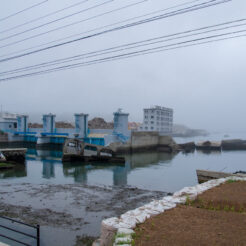 2012-08-13-06-00-38津波で破壊された水門と港の遠景<br>仙台から松島を経て南三陸に泊まり、志津川や釜石・宮古・小本までの震災の傷跡をみる旅