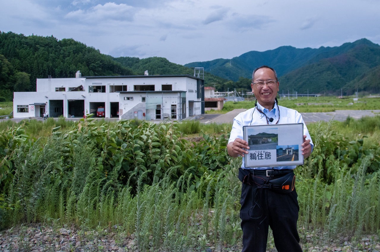 2012 08 13 12 10 39鵜住居駅に立つ釜石市の語り部の方