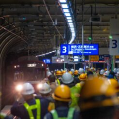 2012-10-21-05-07-47京急蒲田 上下線高架化完了直前に試運転列車を迎える作業員の人々<br>京急蒲田駅付近連続立体交差事業で下り線も切り替えが完了し上下両方向高架化された