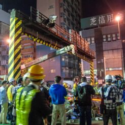 2012-10-21-01-03-14京急蒲田駅 終電後、踏切の撤去作業を進める作業員<br>京急蒲田駅付近連続立体交差事業で下り線も切り替えが完了し上下両方向高架化された