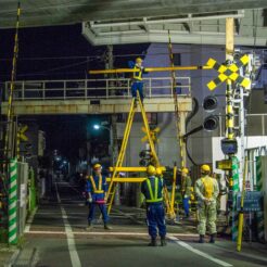 2012-10-21-01-16-20梅屋敷駅 終電後に架線の保護と踏切の撤去を行う作業員<br>京急蒲田駅付近連続立体交差事業で下り線も切り替えが完了し上下両方向高架化された