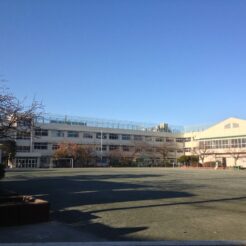 2012-12-16 14-26-51小学校<br>選挙のために小学校へ