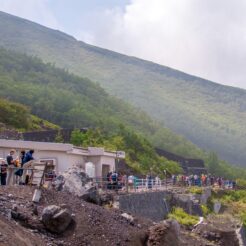 2013-08-16 13-12-01富士山  富士山安全指導センター付近<br>富士山頂を目指した