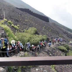 2013-08-17 02-53-44富士山 登山の列<br>富士山頂を目指した