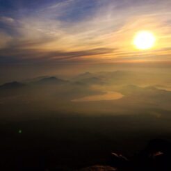 2013-08-17 05-33-55富士山八合目からの日の出<br>富士山頂を目指した