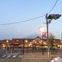 2014-05-31-19-08-25河口湖駅と富士山<br>観光とライブで富士急ハイランド近くに泊まり、富士急や河口湖などを巡った