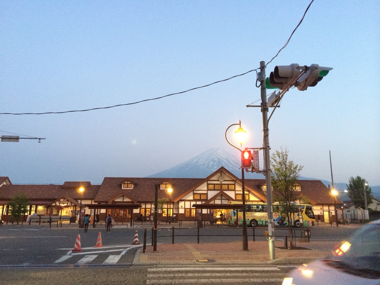 2014 05 31 19 08 25河口湖駅と富士山