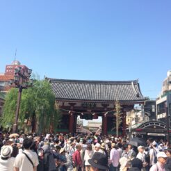 2014-05-18 13-58-14三社祭で賑わう浅草<br>三社祭をやっていた