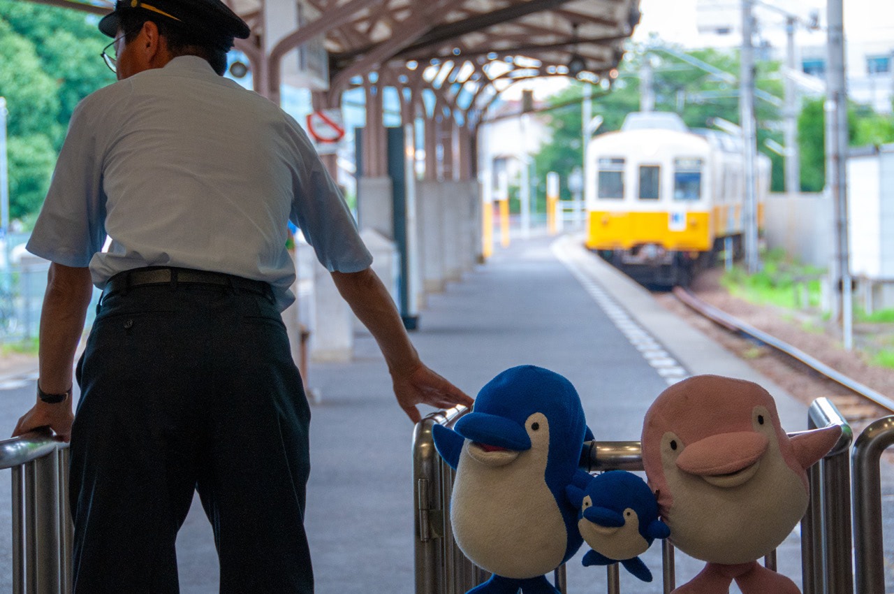 2014 07 19 11 05 59琴電琴平駅 キャラクターことちゃんと駅員と出発した電車