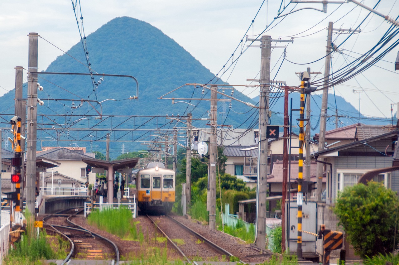 2014 07 19 09 26 01琴電一宮駅付近ですれ違う元京急電車