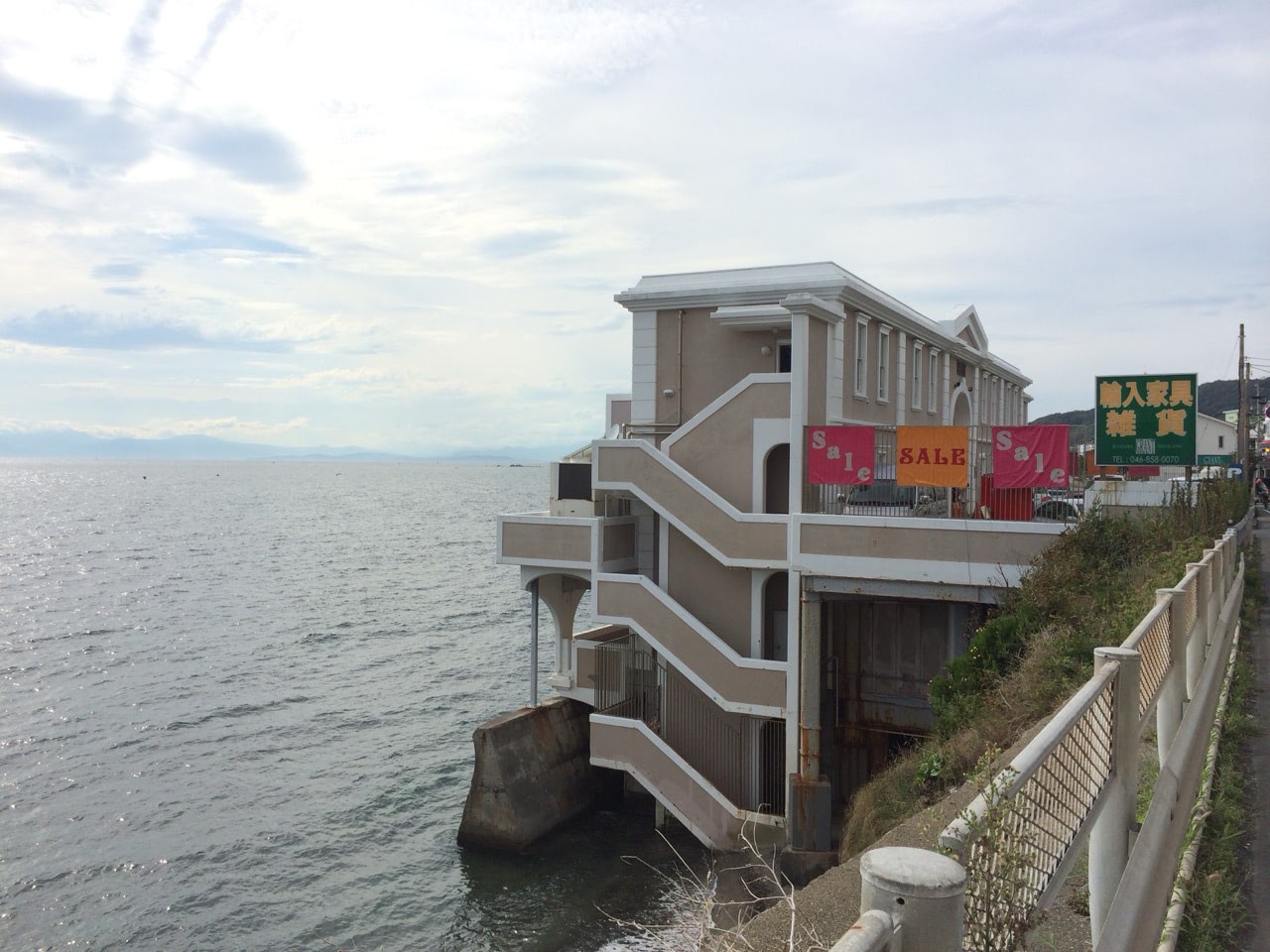 2014 08 24 15;10;21 横須賀 立石公園付近の海に侵食されていた建造物