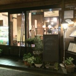 2014-08-01 20;40;22秋葉原・末広町シャッツキステ<br>メイドカフェ・私設図書館「シャッツキステ」