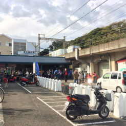 2014-11-16 10;21;17津久井浜駅前<br>津久井浜へみかん狩り