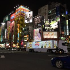 2015-04-04 20;010019秋葉原<br>アドトレーラーと秋葉原