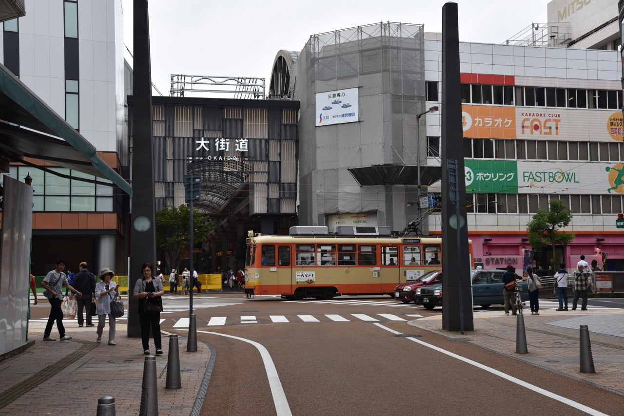 2015 07 05 10 02 松山 大街道入口と路面電車