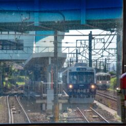 2015-07-26-15-31 静岡鉄道 JR東海道線と並走する狐ヶ崎駅ですれ違い<br>大井川鐵道のSLとアプト式鉄道、袋井のご飯と清水・三保の松原と静岡鉄道で静岡をめぐる旅