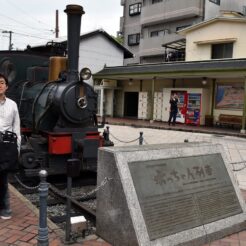 2015-07-05-09-45 道後温泉駅前で坊っちゃん列車と立つCOTA<br>サンライズ瀬戸と特急で新居浜・松山・内子と八幡浜から伊予灘ものがたり、倉敷をめぐる旅