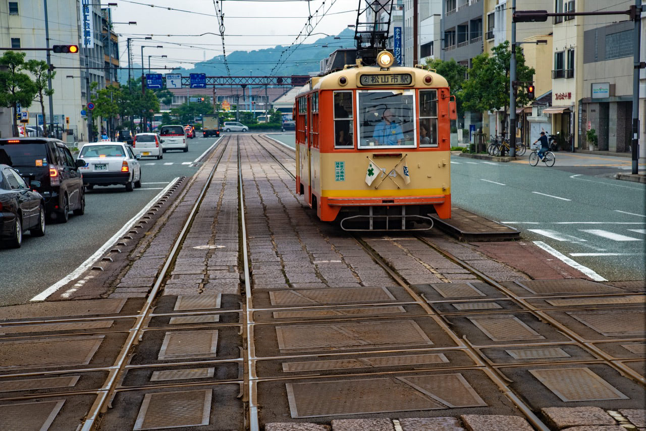 2015 07 06 09 03 松山 伊予鉄市内電車とのダイヤモンドクロッシングを渡る路面電車