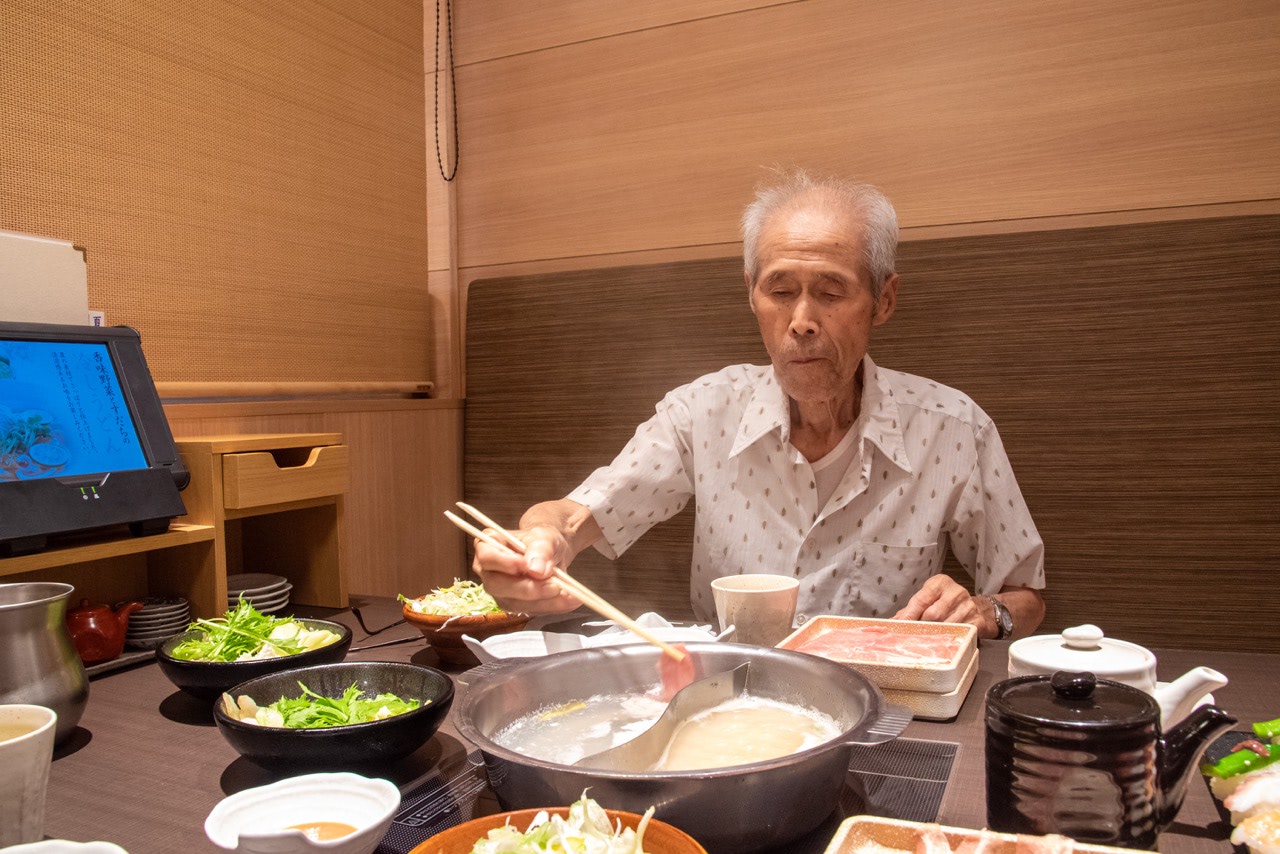 2015 08 09 12 21 花小金井 しゃぶしゃぶ食べ放題を楽しむおじいちゃん