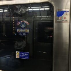 2016-03-20 19-55 大森町付近を走行中の京急電車 ドアーにご注意のステッカー<br>京急電車