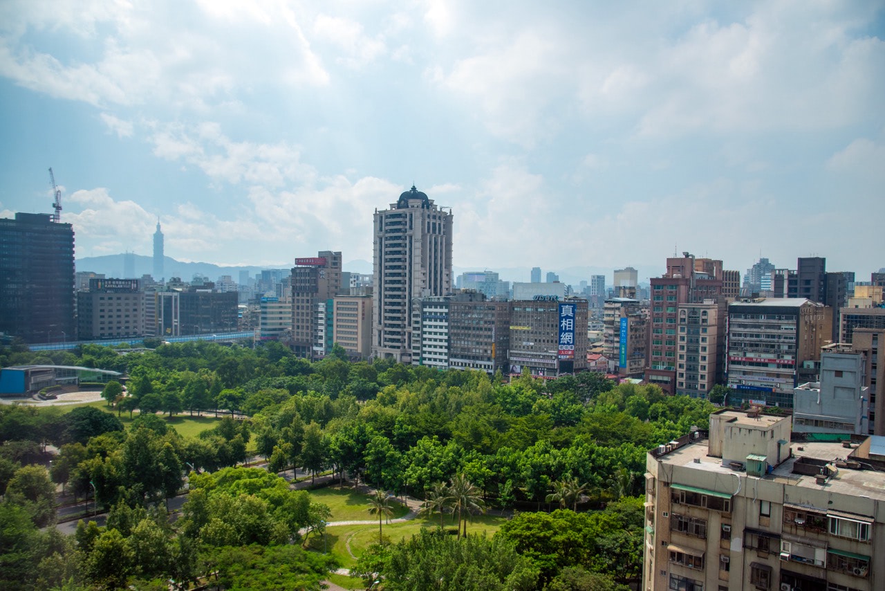 2016 08 16 10;47 台湾 台北市中山區 街の風景