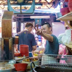 2016-08-15-12;49台湾 台北市中正區重慶南路 老牌牛肉拉麵大王 店員さんのピース<br>松山文創園区を歩き老牌牛肉拉麵大王で食事をして猫カフェ発祥の地、猫で町おこしをする侯硐猫村、師大夜市とカフェ巡り