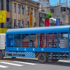 2016-08-14-11;33 台湾 新北市瑞芳區 臺鐵瑞芳車站 駅前を通過する肉を乗せたトラック<br>十分老街から台鉄平渓線で瑞芳から九份で家庭料理、龍山寺・中正紀念堂と夜は皇廷料理を食べて士林夜市・五分埔へ