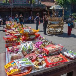 2016-08-14-14;41 台湾 台北市万華区 龍山寺 お供物<br>十分老街から台鉄平渓線で瑞芳から九份で家庭料理、龍山寺・中正紀念堂と夜は皇廷料理を食べて士林夜市・五分埔へ