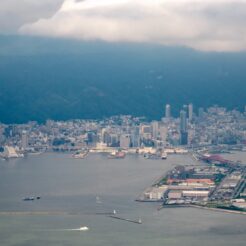 2016-09-23 11;04 神戸の港の街並みと六甲山 上空<br>ホテルケーニヒスクローネ くまポチ邸に泊まり神戸の街と有馬温泉経由で六甲山、芦屋川や西宮北口、甲子園を巡った