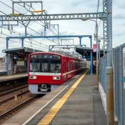 2016-10-30 11;20 六郷土手駅 通過する電車<br>津久井浜へのみかん狩りと宮川港のベーグルと散策