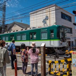 2017-06-09 10;32 伏見稲荷駅 京阪の踏切<br>京都洛西から京阪で難波、天王寺のマリオット都ホテルに泊まり梅田・天神橋筋、和歌山電鉄たま電車に乗る旅