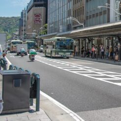 2017-06-09 11;16 京都河原町 急増する旅行客を案内している<br>京都洛東から京阪で難波、天王寺のマリオット都ホテルに泊まり梅田・天神橋筋、和歌山電鉄たま電車に乗る旅