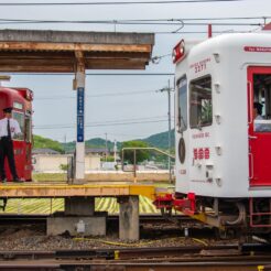 2017-06-11 15;15 伊太祈曽駅 行き違いする電車<br>京都洛東から京阪で難波、天王寺のマリオット都ホテルに泊まり梅田・天神橋筋、和歌山電鉄たま電車に乗る旅