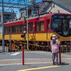 2017-06-09 10;31 伏見稲荷駅 京阪の踏切<br>京都洛西から京阪で難波、天王寺のマリオット都ホテルに泊まり梅田・天神橋筋、和歌山電鉄たま電車に乗る旅