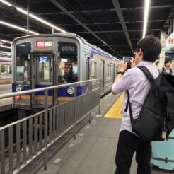 2017-06-11 18;02 難波駅と撮影するCOTA<br>京都洛東から京阪で難波、天王寺のマリオット都ホテルに泊まり梅田・天神橋筋、和歌山電鉄たま電車に乗る旅