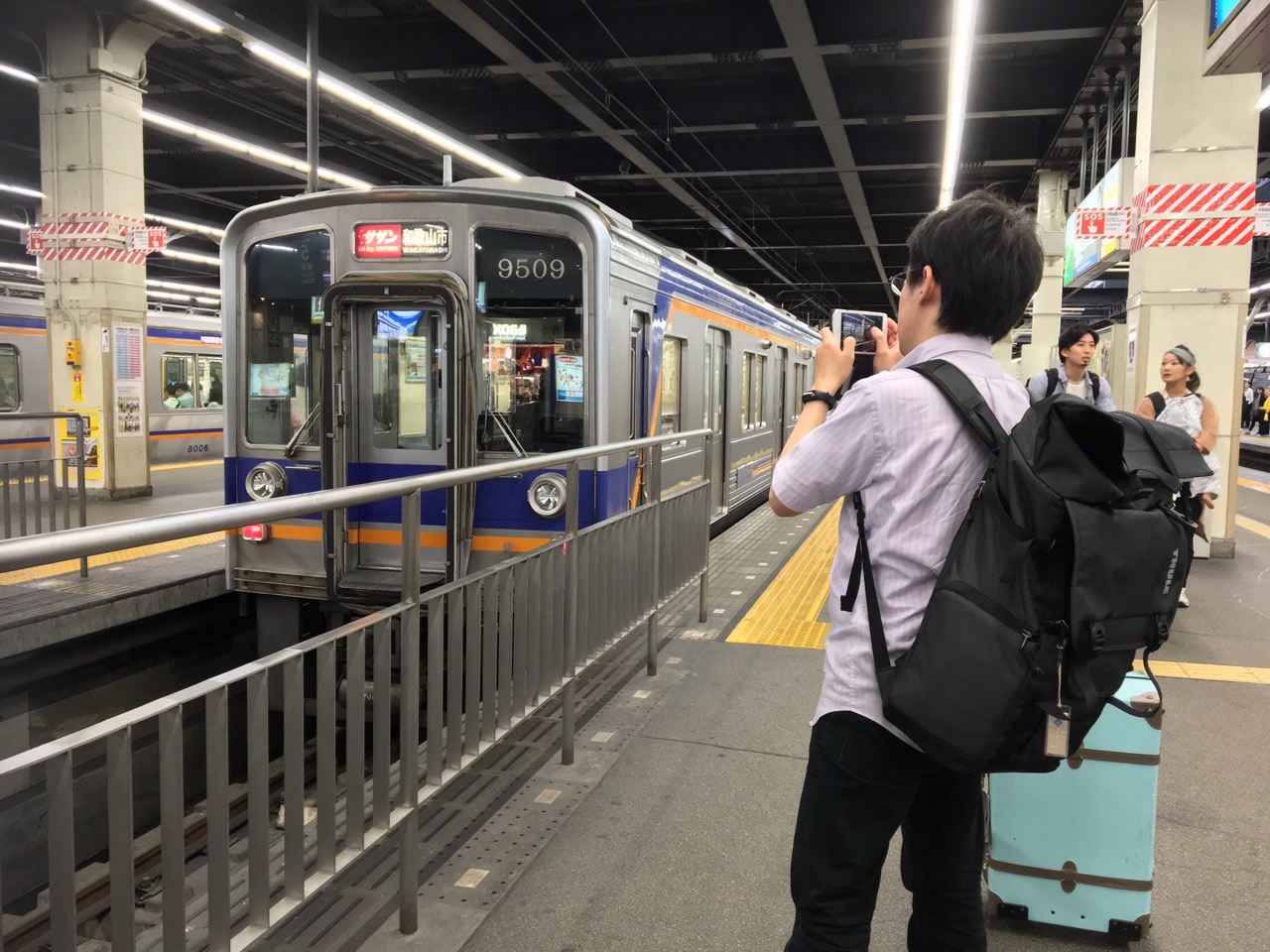 2017 06 11 18;02 難波駅と撮影するcota