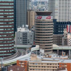 2017-06-11 11;43 梅田 ビルを貫通する阪神高速道路<br>京都洛東から京阪で難波、天王寺のマリオット都ホテルに泊まり梅田・天神橋筋、和歌山電鉄たま電車に乗る旅