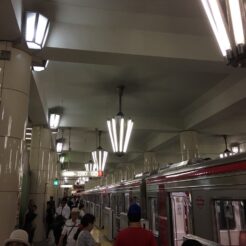 2017-06-09 16;02 天王寺駅の照明<br>京都洛東から京阪で難波、天王寺のマリオット都ホテルに泊まり梅田・天神橋筋、和歌山電鉄たま電車に乗る旅