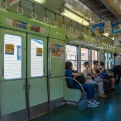 2017-06-09 10;41 伏見稲荷駅 京阪2200系の車内インテリア<br>京都洛西から京阪で難波、天王寺のマリオット都ホテルに泊まり梅田・天神橋筋、和歌山電鉄たま電車に乗る旅