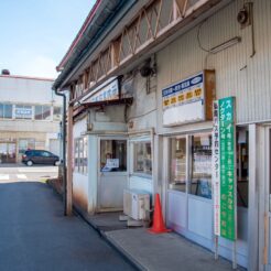 2017-08-13 14;45 五所川原駅前 バス待合所入り口<br>青森の弘前から五所川原でやってまれ丼、盛岡と宮古・浄土ヶ浜、田老と岩泉 龍泉洞を巡る旅