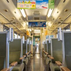 2017-08-13 12;49 弘前駅 キハ40 車内通路<br>青森の弘前から五所川原でやってまれ丼、盛岡と宮古・浄土ヶ浜、田老と岩泉 龍泉洞を巡る旅