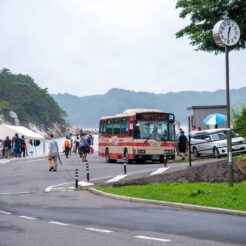 2017-08-14 12;33 宮古 浄土ヶ浜に泊まっている宮古行きバスと風景<br>青森の弘前から五所川原でやってまれ丼、盛岡と宮古・浄土ヶ浜、田老と岩泉 龍泉洞を巡る旅