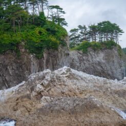 2017-08-14 11;37 宮古 浄土ヶ浜から出ている遊覧船から見える崖<br>青森の弘前から五所川原でやってまれ丼、盛岡と宮古・浄土ヶ浜、田老と岩泉 龍泉洞を巡る旅