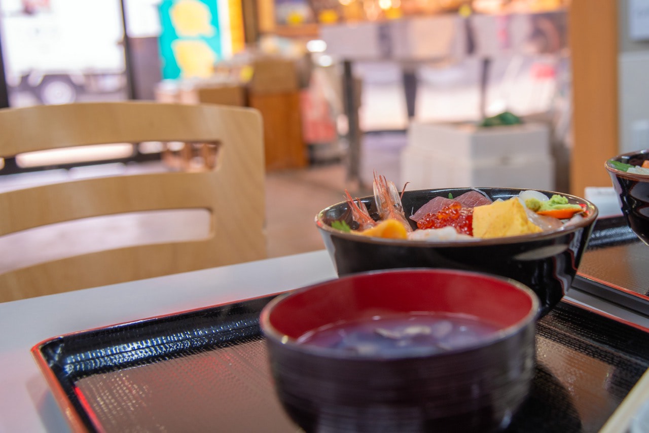 2017 08 13 14;16 五所川原 市場中食堂 市場で直接海鮮を乗っけてもらうやってまれ丼